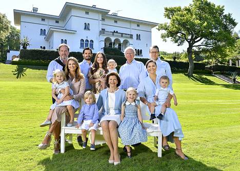 Ruotsin kuningasperhe 2017 heinäkuussa kruununprinsessa Victorian 40-vuotissyntymäpäivillä. Kuvasta puuttuvat tänä vuonna syntyneen prinssi Gabriel ja prinsessa Adrienne.