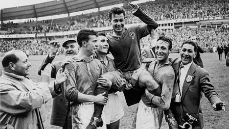 Just Fontaine juhlituimpana sankarina vuoden 1958 MM-kisoissa.