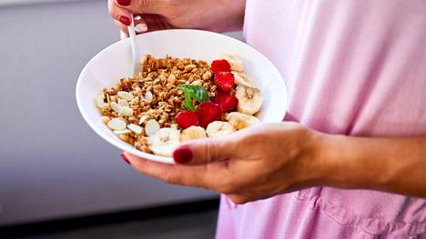 Terveystieteiden tohtori Reija Männikkö kertoo muun muassa, millainen on hyvä aamupala ja mihin aikaan se pitäisi syödä.