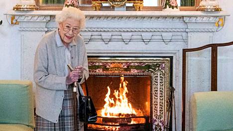 Lääkärit tarkkailevat 96-vuotiaan kuningatar Elisabetin vointia Balmoralissa.