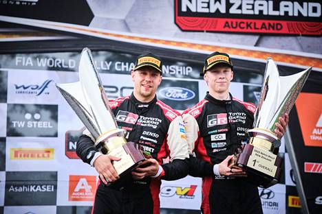 Jonne Halttunen (vas.) ja Kalle Rovanperä ottivat maailmanmestaruuden Toyotalla.