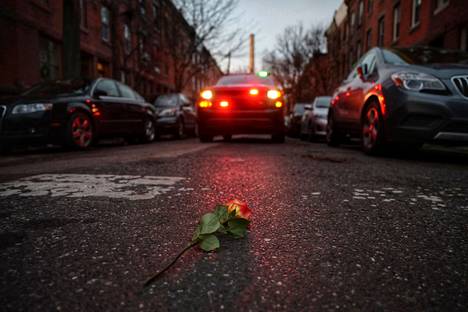 Kuvassa kadulle jätetty ruusu.