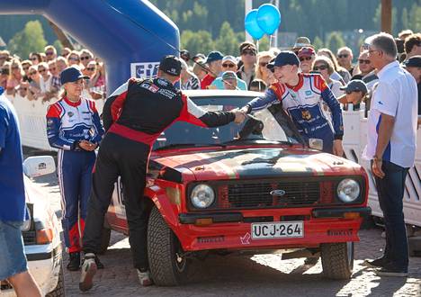 Jari-Matti Latvala kävi paiskaamassa kättä yleiskilpailussa kolmanneksi sijoittuneen autokunnan kanssa.