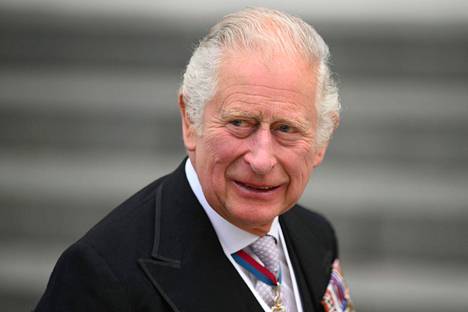 Prinssi Charlesin saapuessa soi Britannian kansallislaulu. Charles on kruununperimysjärjestyksessä seuraavana.