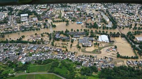 Ilmakuva Bad Neuenahrista Saksasta näyttää tulvien laajuuden.