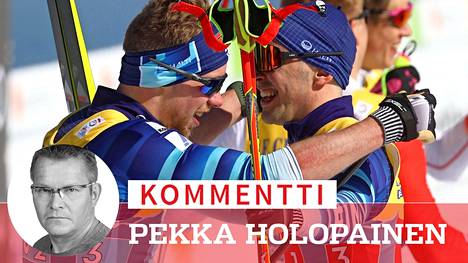 MM-hopeamitalistit Joni Mäki ja Ristomatti Hakola halasivat maalialueella finaalin päätyttyä.