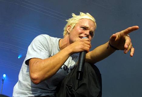 Lauri suosi blondeja hiuksia vuonna 2001.