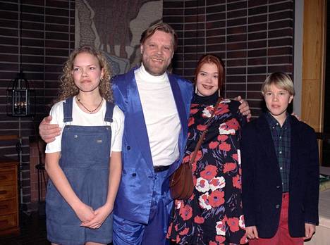 Vesa-Matti Loiri sai Stina Toljanderin kanssa kaksi lasta. Tässä vuonna 1995 otetussa kuvassa poseeraavat kuitenkin Loirin lapset avioliitosta Riitta Loirin kanssa: Jenni (vas.) ja Joonas (oik.).