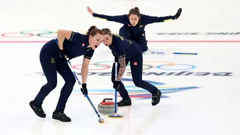 Anna Hasselborg (takana) ja Agnes Knochenhauer (vas.) ovat raskaana. Sofia Mabergs (oik.) oli viime talvena Pekingin olympiakisoissa mukana Ruotsin pronssijoukkueessa.