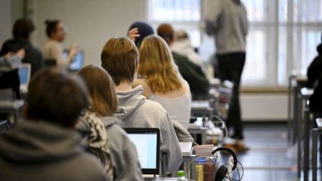 Opiskelijoita ylioppilaskirjoituksissa Töölön yhteiskoulun lukiossa perjantaina.