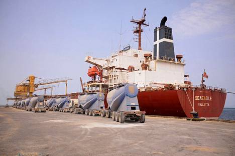Ukrainasta tuotua vehnää puretaan laivasta rekkoihin Sudanissa Afrikassa.