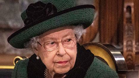 Kuningatar Elisabet muisti edesmennyttä prinssi Philipiä myös pukeutumisessaan.
