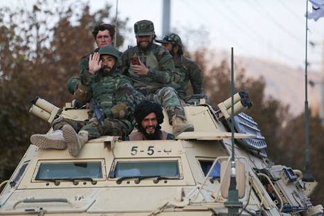 Talebanin sotilaita panssaroidun ajoneuvon katolla.