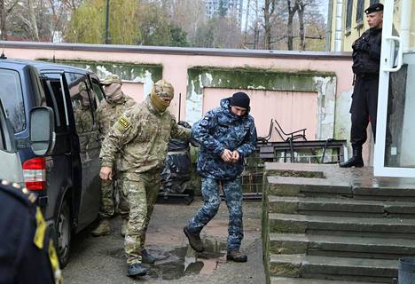 Ukrainan laivaston merimiestä saatetaan oikeustaloon Simferopolissa, Krimin niemimaalla tiistaina.