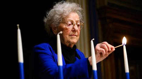 Keskitysleiriltä selvinnyt Lilly Millner, 92, sytytti ensimmäisen kynttilän muistotilaisuudessa.