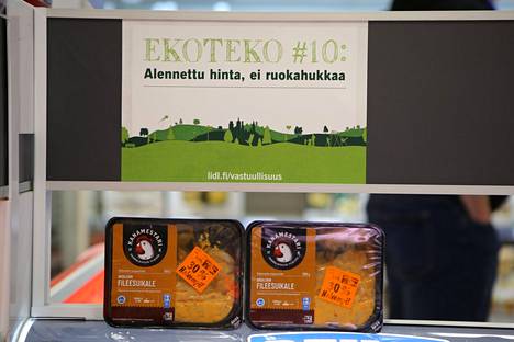 Punalaputettuja tuotteita Lidlissä. PikkuAvun Inke Puhto kertoo, että he eivät valikoineet lahjoituksena ukrainalaisille menevien tuotteiden joukkoon tarkoituksella lainkaan alennustuotteita.