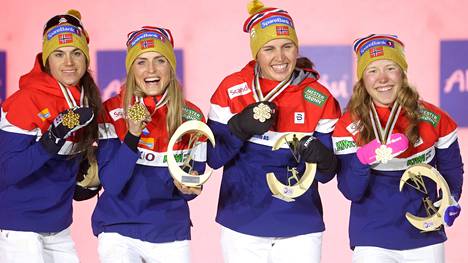 Norjan MM-kultajoukkue Oberstdorfissa: Tiril Udnes Weng, Heidi Weng, Therese Johaug ja Helene Marie Fossesholm.