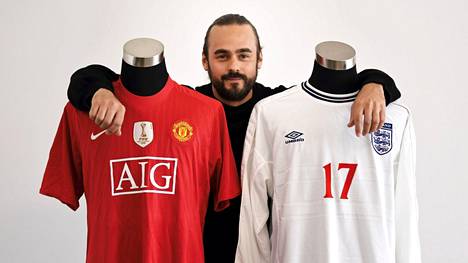 Jere Virtasen The Red Room -museosta löytyy monenlaisia Manchester Unitedin paitoja.