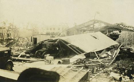 Arkistokuvassa tuhoja Floridan vuoden 1928 Okeechobee-hurrikaanin jälkeen.