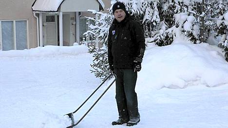 Sauli Niinistö aloitti vaalivoiton jälkeisen päivän lumitöillä kotonaan Espoossa.