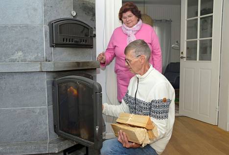 Talonsa lämpötilan Lindbergit ovat sopineet laskevansa 20 asteeseen. Mies on vilukissa, ja minulla on aina kuuma, Tarja Elamo-Lindberg kertoo.