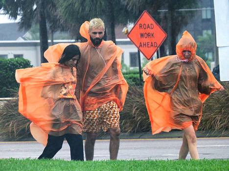 Ihmisiä ulkona Floridan Orlandossa myrskyn voimistuessa osavaltion keskiosissa. 