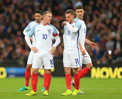Wayne Rooney (vas.) ja Jamie Vardy edustisvat Englantia vuoden 2016 EM-kisoissa.