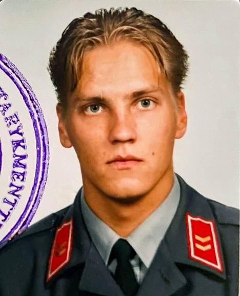 Näin Sami Kuronen poseerasi varusmiespassissaan vuonna 1994.