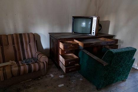 Tyhjilleen jätetyssä kartanossa on yhä venäläisvalmisteinen televisio kirjoituspöydän päällä.