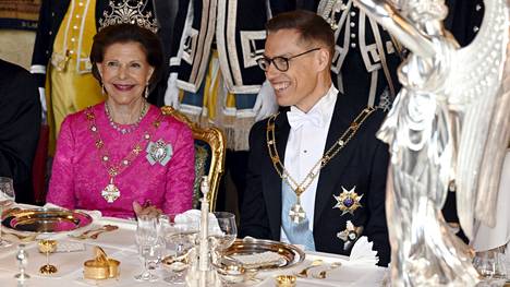 Presidentti Alexander Stubb pääsi juhlaillallisella istumaan kuningatar Silvian viereen.