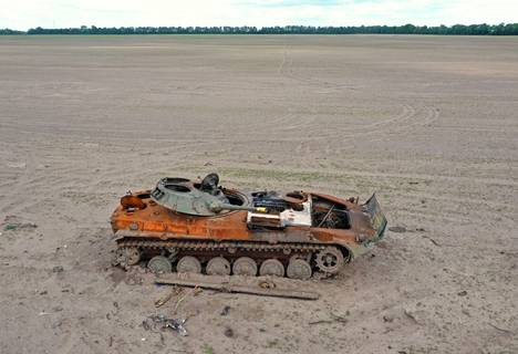 Часть полей Украины пострадала в результате боевых действий. На фото подбитый  бронетранспортер на заминированном поле в Чернигове 24 мая.