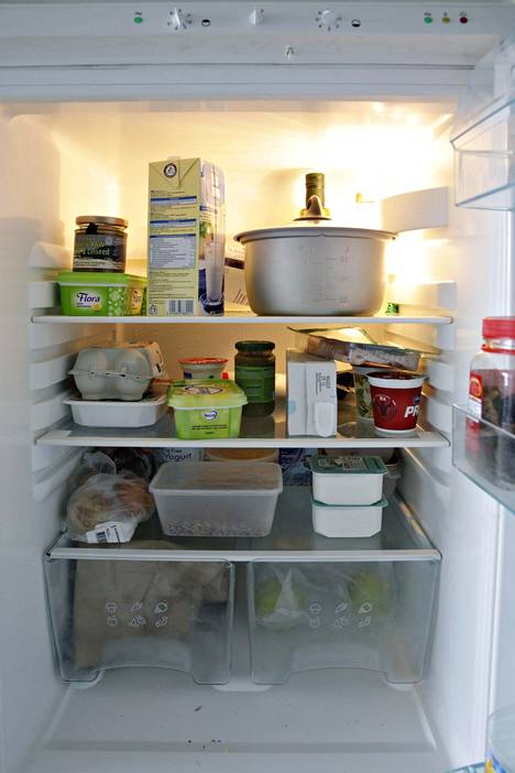 Aloita jääkaapin putsaaminen siis ottamalla sieltä ulos ruokatarvikkeet. Tarkista niiden viimeiset käyttöpäivämäärät ja heitä menemään vanhentuneet ruoat.