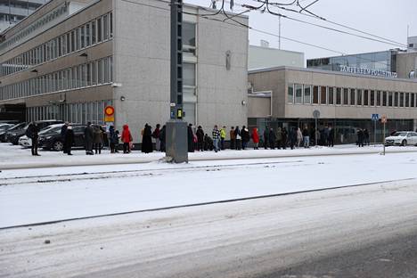 Aamulehti kirjoitti poliisilaitoksen ennätyksellisistä passijonoista maaliskuun alussa. Tuolloin Tampereen poliisilaitoksella oli useana päivänä 80–100 hengen jono.