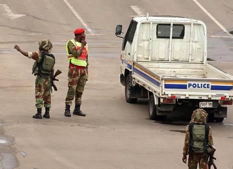 Armeijan sotilaat partioivat Hararen kaduilla.