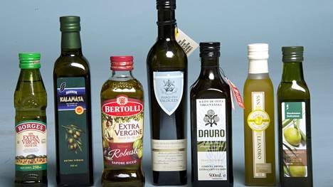 Oliiviöljyjen hinnat vaihtelevat merkistä ja laadusta riippuen. Extraneitsytöljyt maksavat yleensä enemmän kuin tavalliset oliiviöljyt.