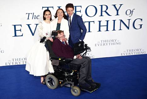 Jane Hawking (kuvassa keskellä) ei ollut tyytyväinen entisestä avioliitostaan kertovaan elokuvaan.