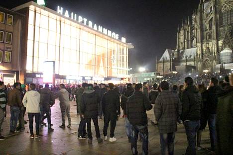 Poliisi tutkii nyt myös sitä, olivatko Kölnissä tapahtuneet joukkoahdistelut suunniteltua toimintaa.