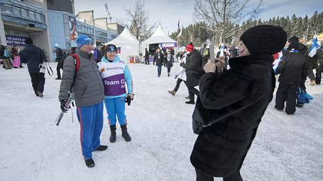 Venäläiset hiihtofanit halusivat yhteiskuviin Jelena Välben kanssa Lahden MM-kisoissa helmikuussa.