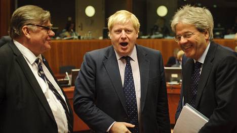Ulkoministeri Timo Soini (vas.) silloisen virkaveljensä Boris Johnsonin ja Italian ulkoministeri Paolo Gentilonin kanssa EU:n ulkoministeritapaamisessa Brysselissä marraskuussa 2016.