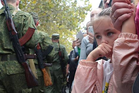 Venäjän sotaan kutsumia reserviläisiä Krimillä. Sota tuo ahdistuksen moneen perheeseen.