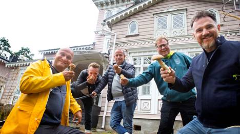 René Frank (oik), Tapio Knuuttila (toinen oik), Marcel Gonzalez, Stijn Rotthier ja Sauli Kemppainen (vas) maistelivat erilaisia suomalaisia ruokatuotteita. 