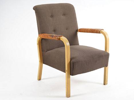 Tämä Alvar Aallon nojatuoli oli menossa roskalavalle. Lopullinen hinta huutokaupassa oli 270 euroa