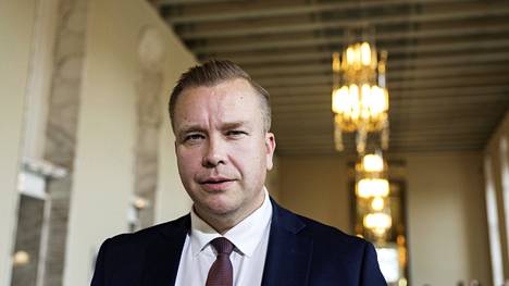 Antti Kaikkonen (kesk) pitää tiedotustilaisuuden