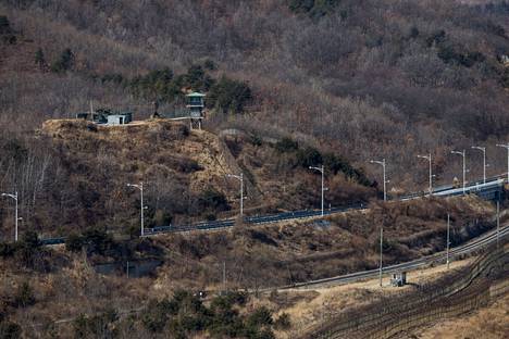 Korean niemimaan kahteen valtioon halkaiseva raja on 250 kilometriä pitkä ja neljä kilometriä leveä.
