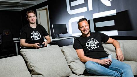 Mika Kuusisto (sohvalla) on ENCEn toimitusjohtaja. Taustalla organisaation NHL-pelaaja Erik ”EKI” Tammenpää.