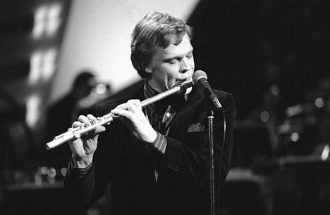 Loiri edusti Suomea Euroviisuissa Haagissa vuonna 1980 kappalellaan Huilumies, mutta jäi viimeiseksi.