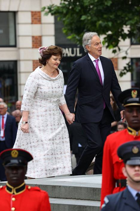 Blairin vaimo Cherie Blair oli valinnut ylleen pitkän, vaalean mekon beigeillä yksityiskohdilla.