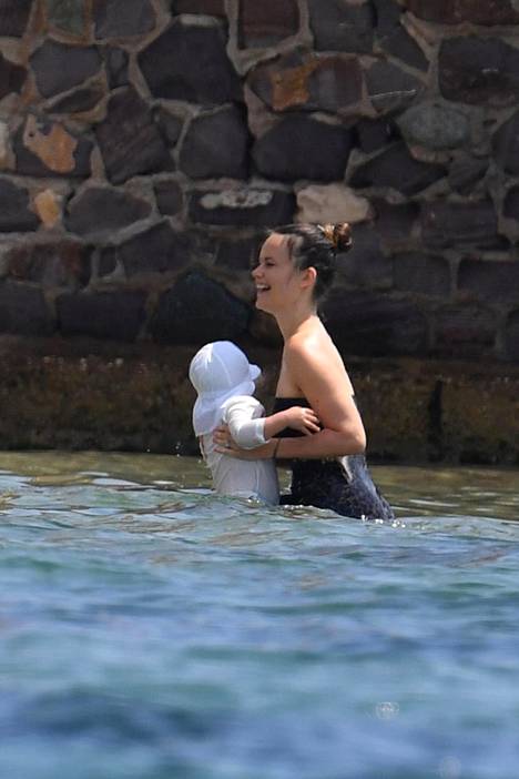 Prinsessa Sofia leikki vedessä prinssi Alexanderin kanssa.
