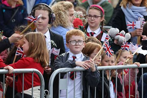 Koululaiset toivottivat Charlesin tervetulleeksi Britannian lippuja heiluttamalla.
