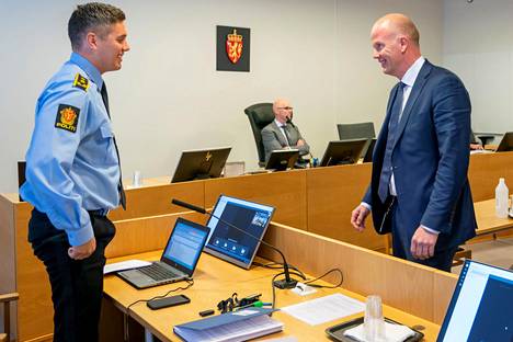Tom Hagenin puolustusasianajaja Svein Holden (oik.) jutteli poliisin kanssa ennen Hagenin vangitsemisoikeudenkäyntiä 29. huhtikuuta.